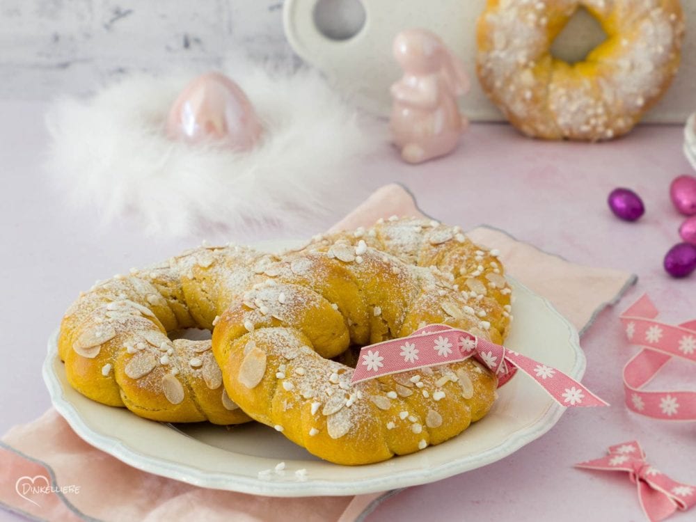 Kleine Karotten-Hefekränze mit Orangenmarzipan-Füllung