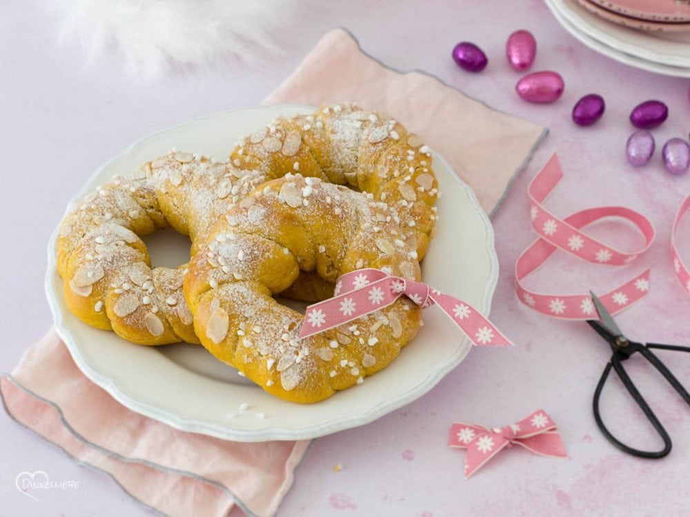 Kleine Karotten-Hefekränze mit Orangenmarzipan-Füllung