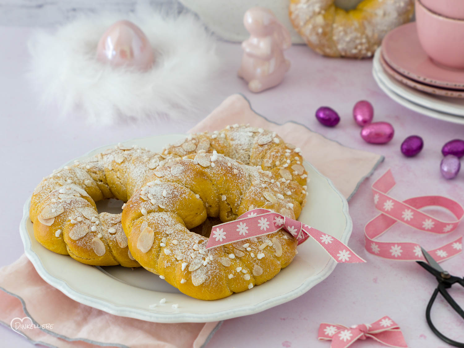 Kleine Karotten-Hefekränze mit Orangenmarzipan-Füllung