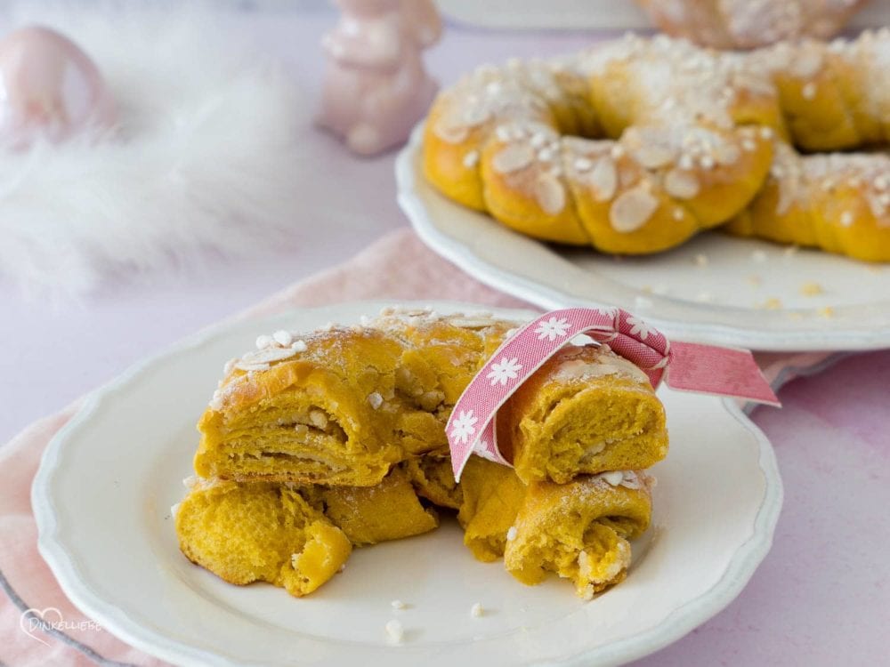 Kleine Karotten-Hefekränze mit Orangenmarzipan-Füllung