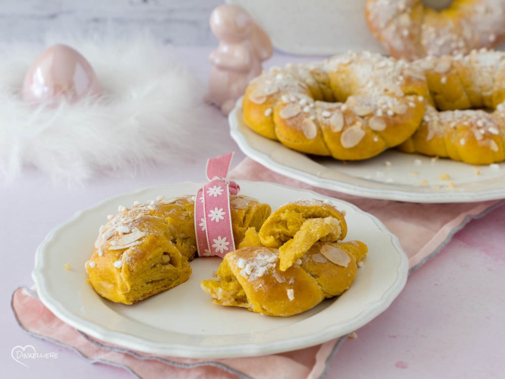 Kleine Karotten-Hefekränze mit Orangenmarzipan-Füllung