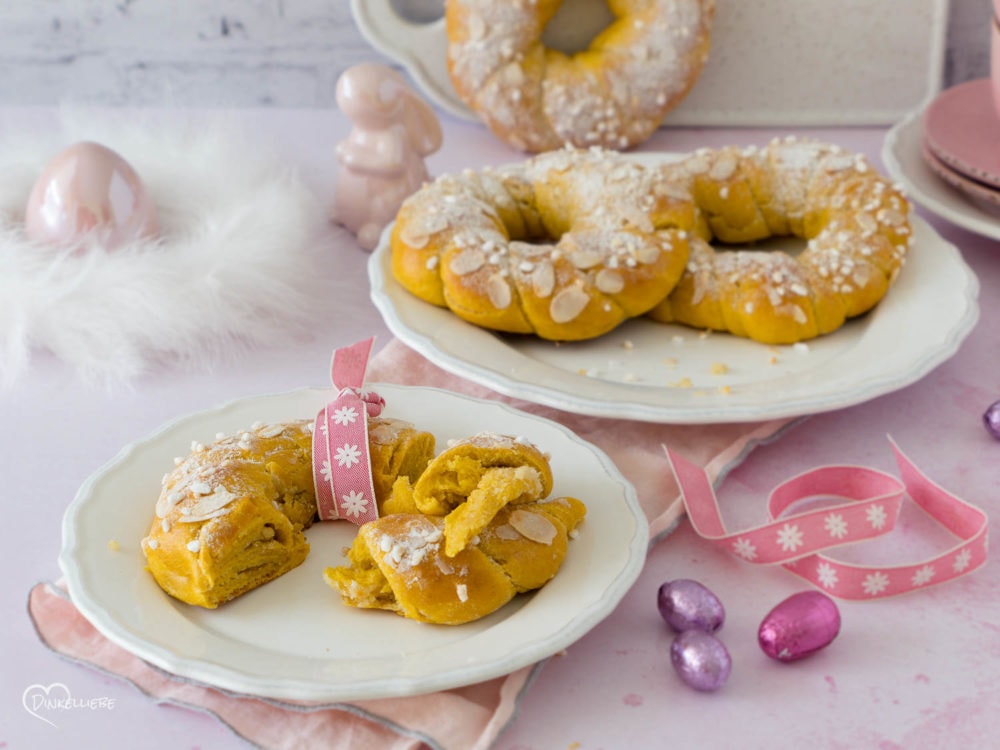 Kleine Karotten-Hefekränze mit Orangenmarzipan-Füllung