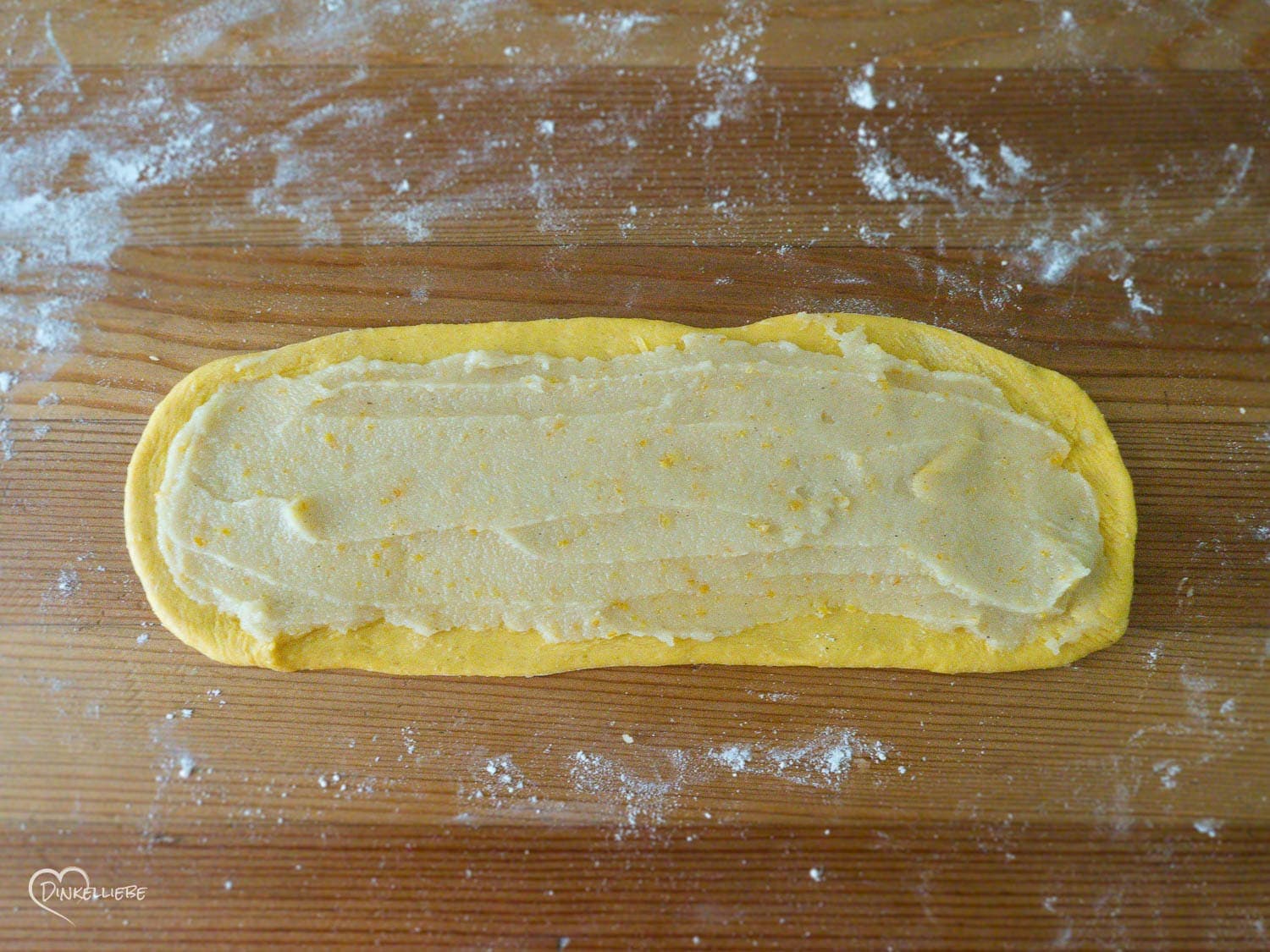 Kleine Karotten-Hefekränze mit Orangenmarzipan-Füllung Teigbearbeitung