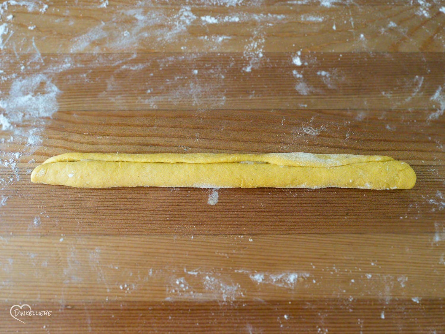 Kleine Karotten-Hefekränze mit Orangenmarzipan-Füllung Teigbearbeitung