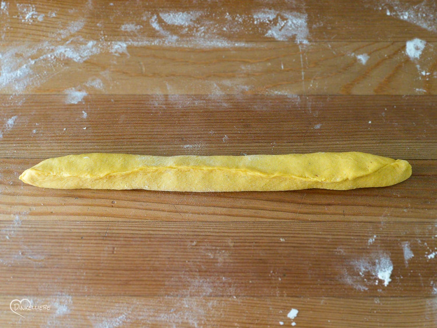 Kleine Karotten-Hefekränze mit Orangenmarzipan-Füllung Teigbearbeitung