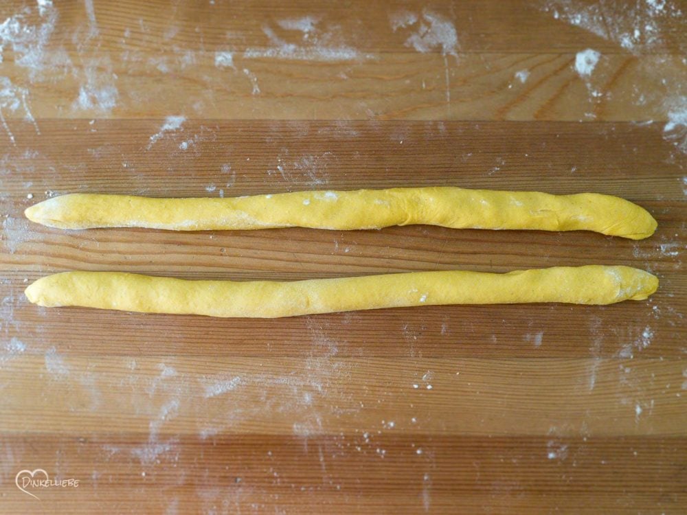 Kleine Karotten-Hefekränze mit Orangenmarzipan-Füllung Teigbearbeitung