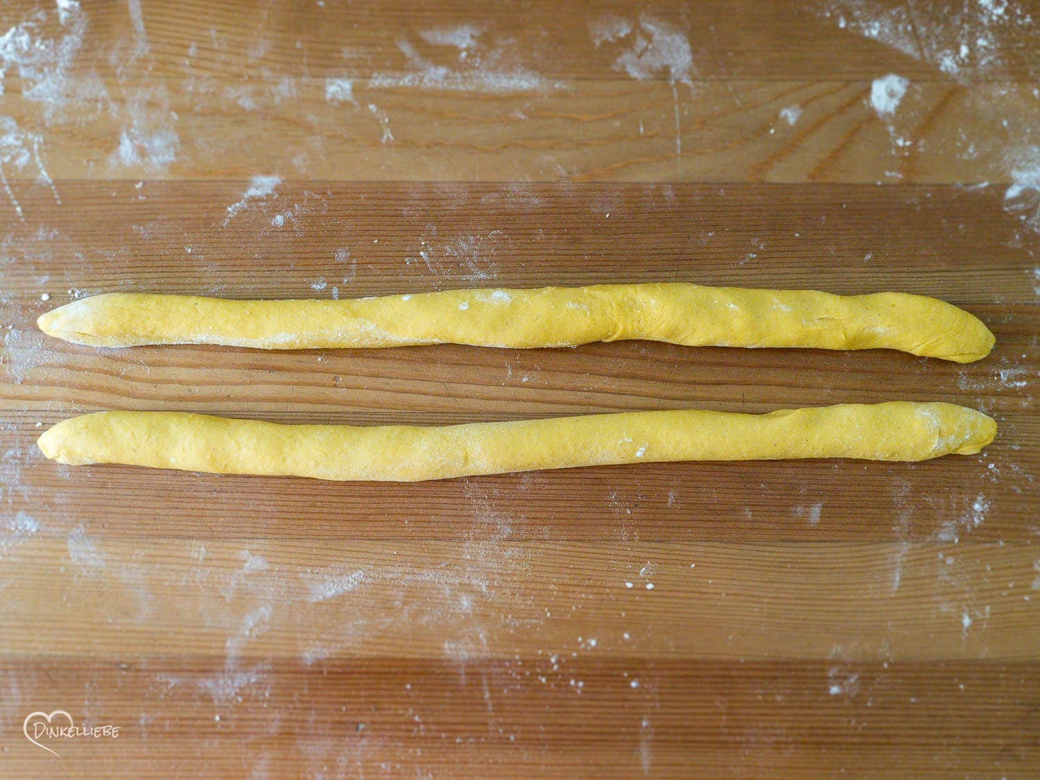 Kleine Karotten-Hefekränze mit Orangenmarzipan-Füllung Teigbearbeitung