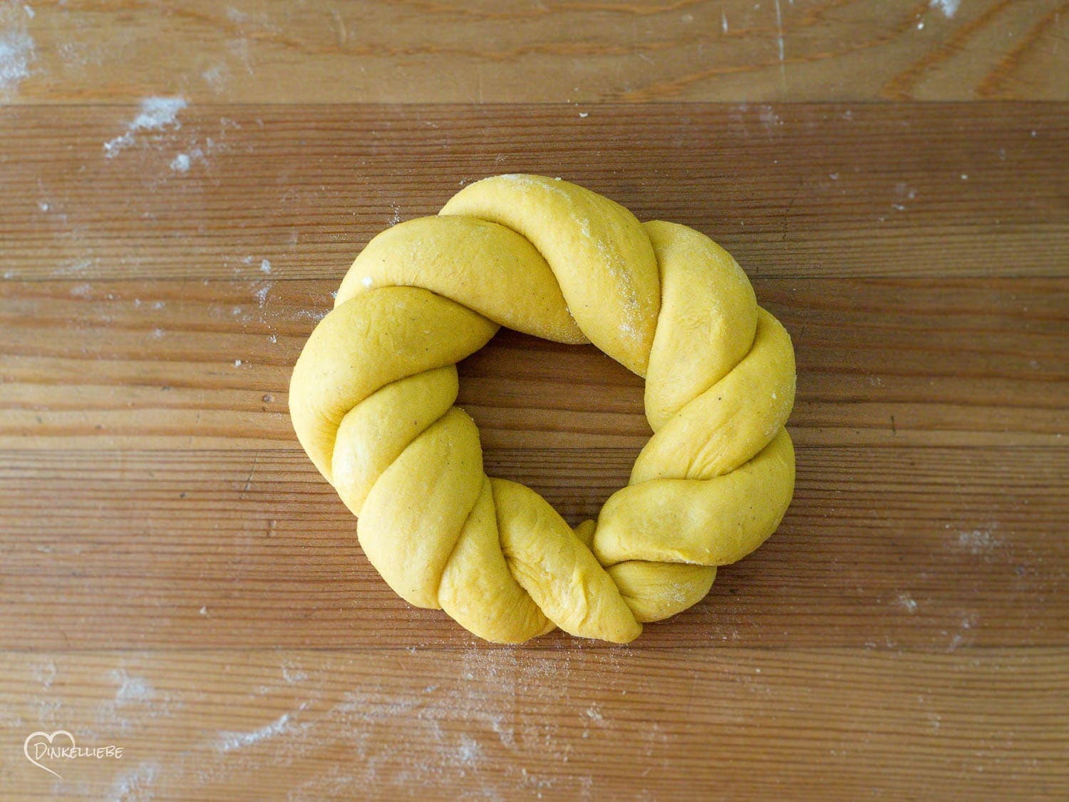 Kleine Karotten-Hefekränze mit Orangenmarzipan-Füllung Teigbearbeitung