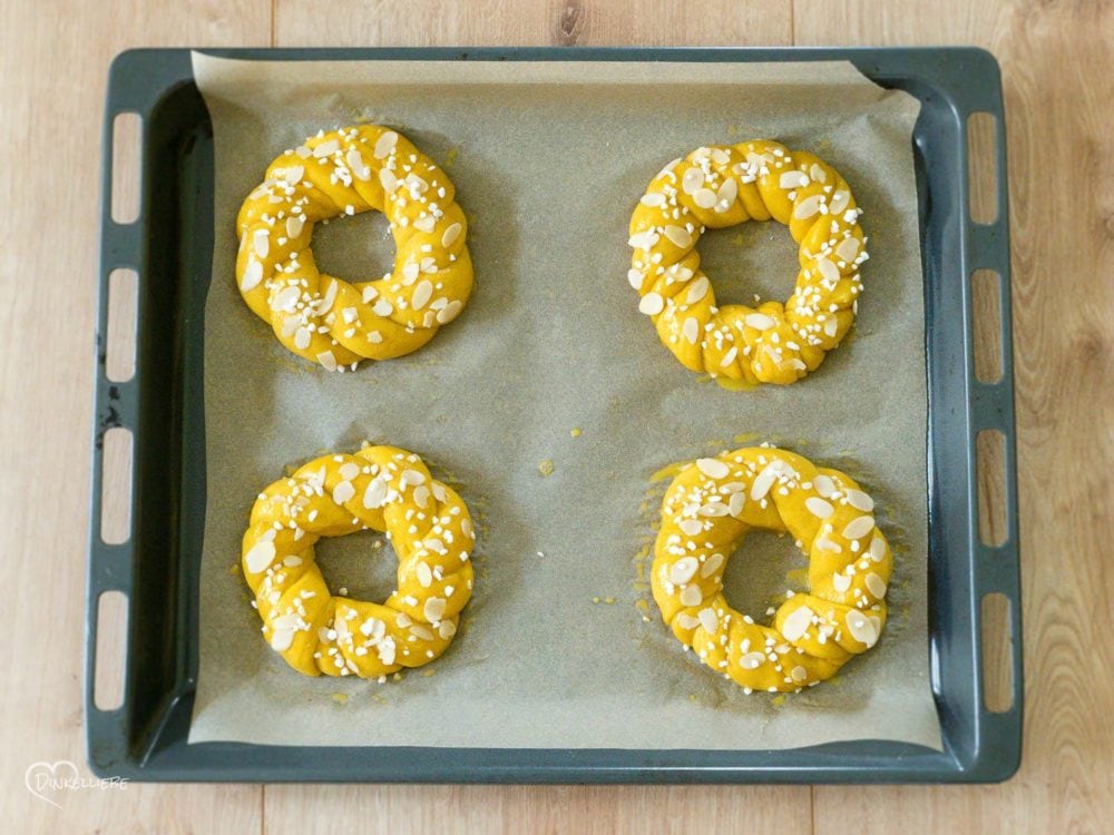 Kleine Karotten-Hefekränze mit Orangenmarzipan-Füllung Teigbearbeitung