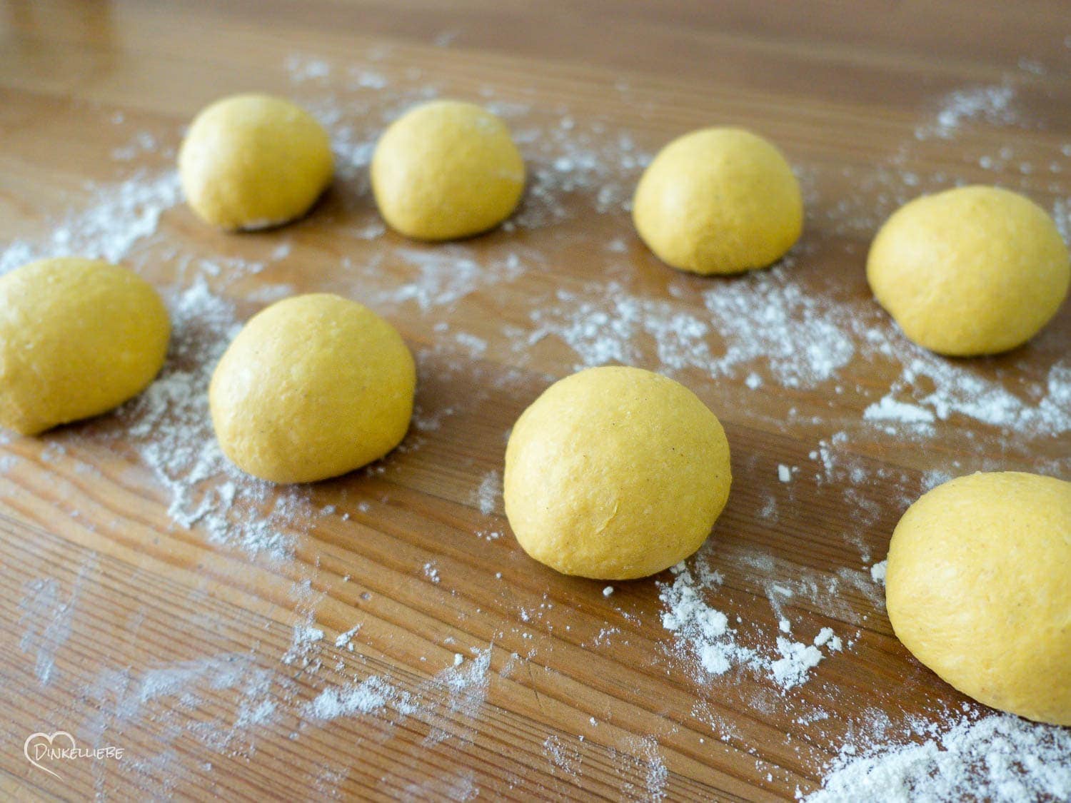 Kleine Karotten-Hefekränze mit Orangenmarzipan-Füllung Teigbearbeitung