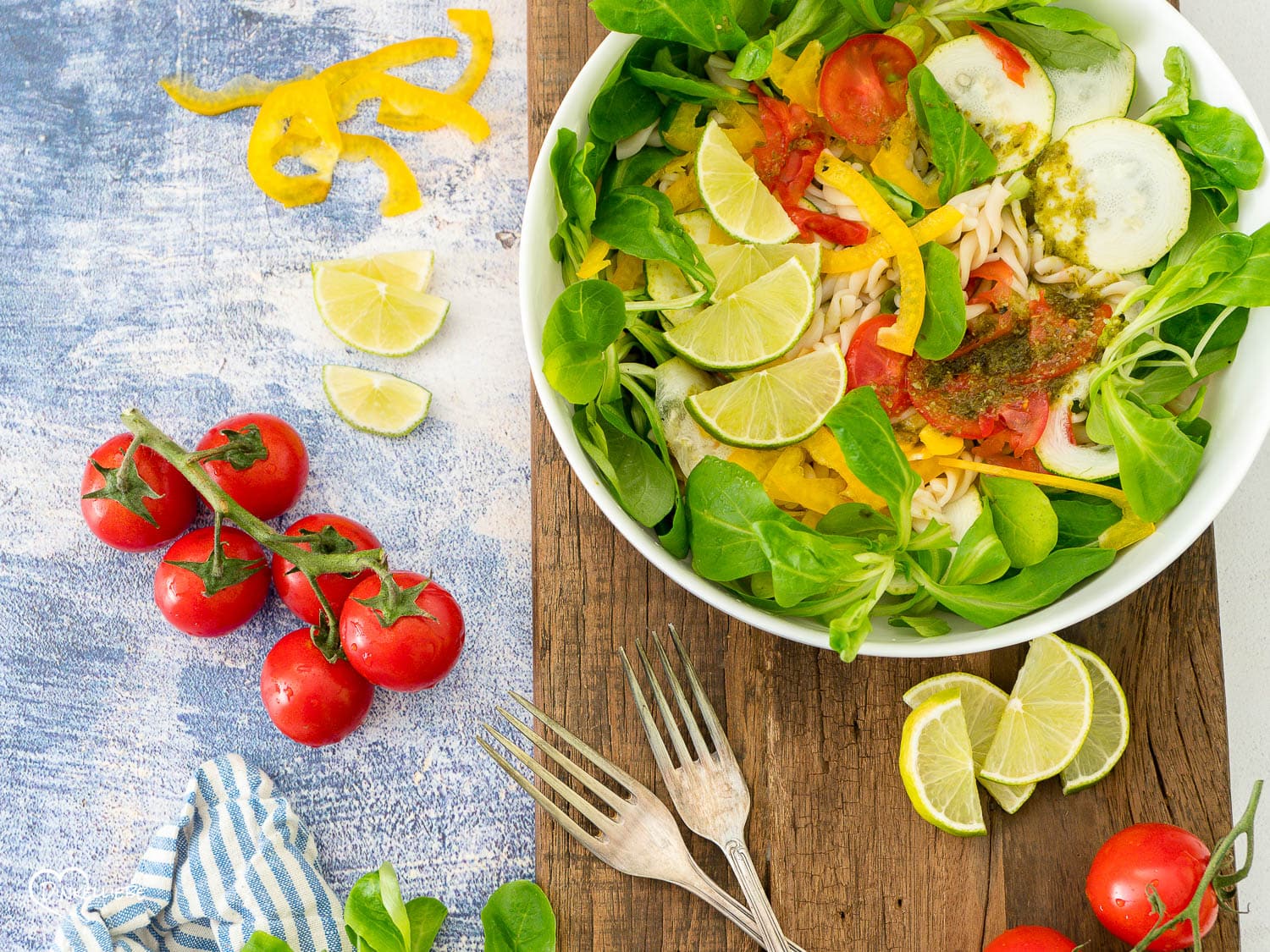 Leichter, bunter Nudelsalat mit Limette