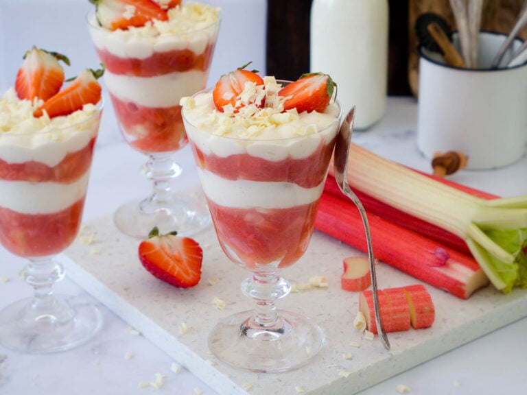 Leichtes Rhabarber-Erdbeer-Tiramisu