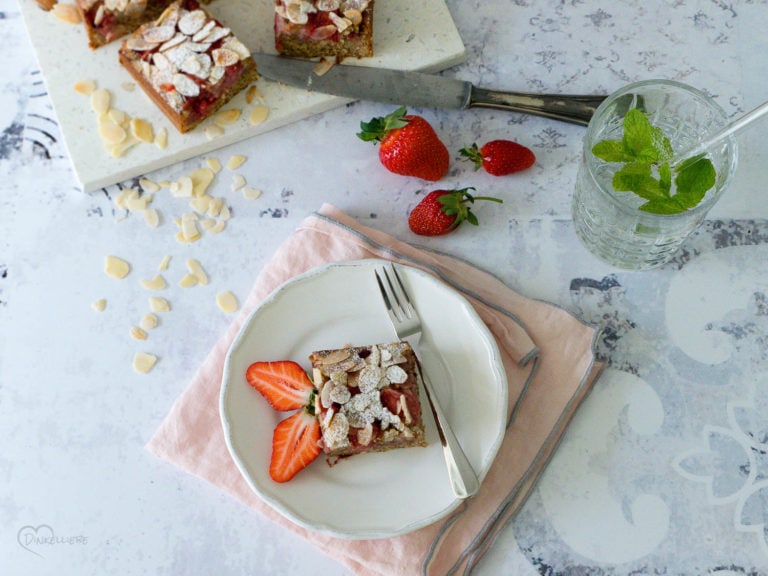 Mandel-Blondies mit gebräunter Butter und Erdbeeren