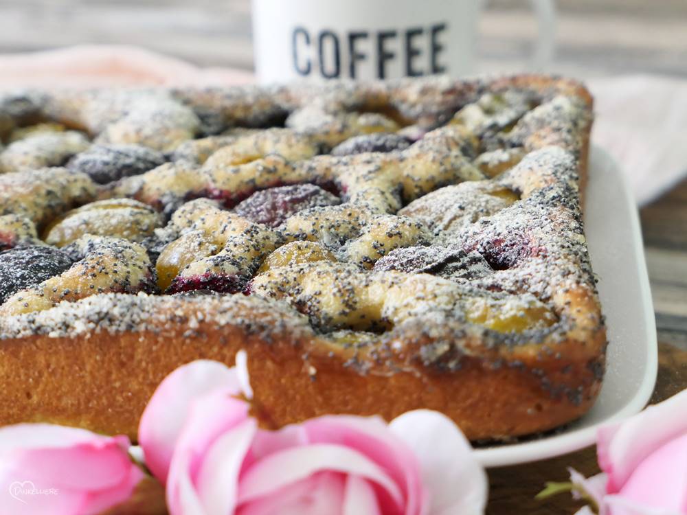 Mohnbutterkuchen mit dreierlei Pflaumen