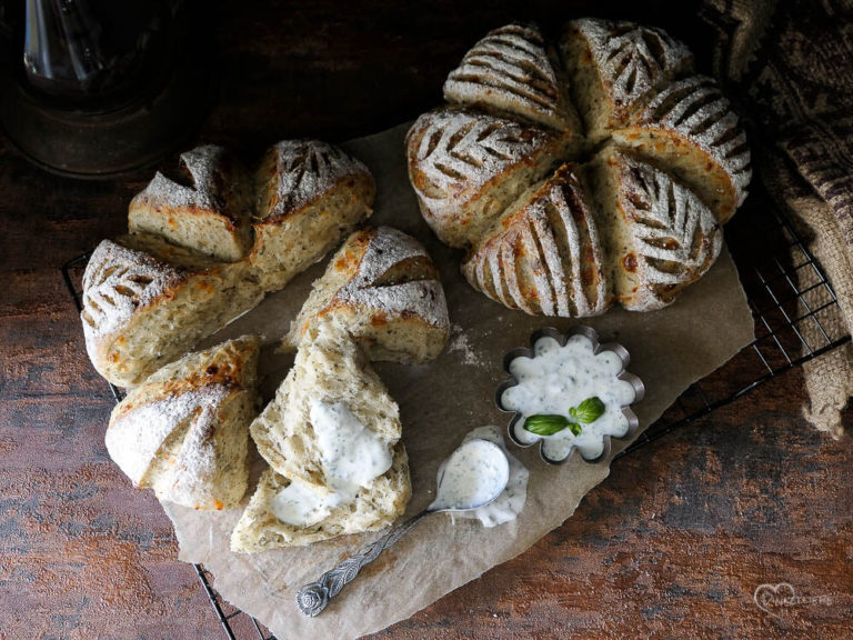 No Knead Cheese and Herbs Pullapart Buns