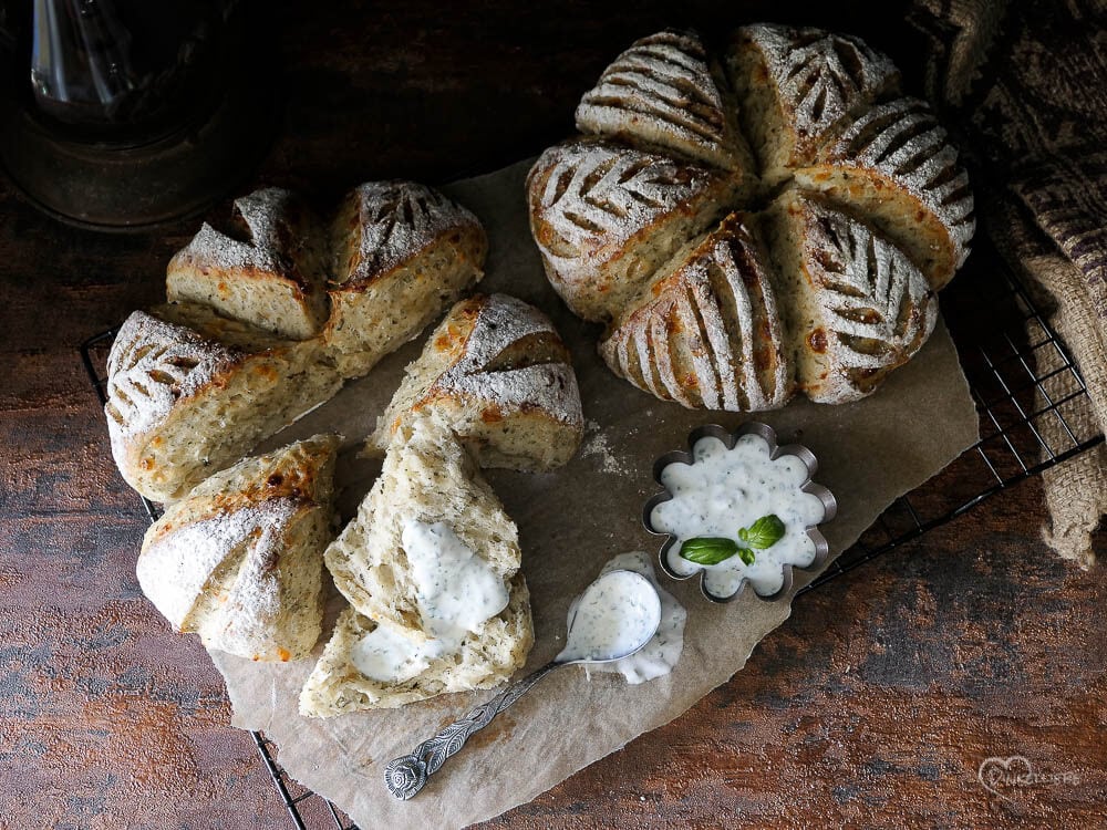 No Knead Cheese and Herbs Pullapart Buns