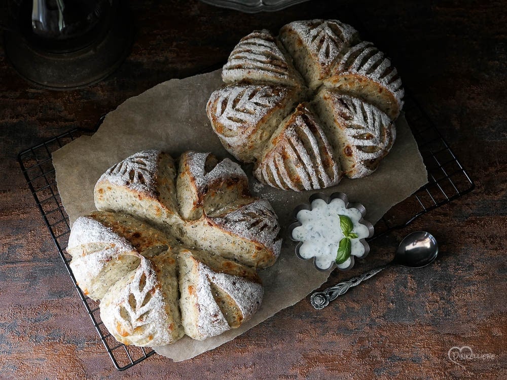 No Knead Cheese and Herbs Pullapart Buns