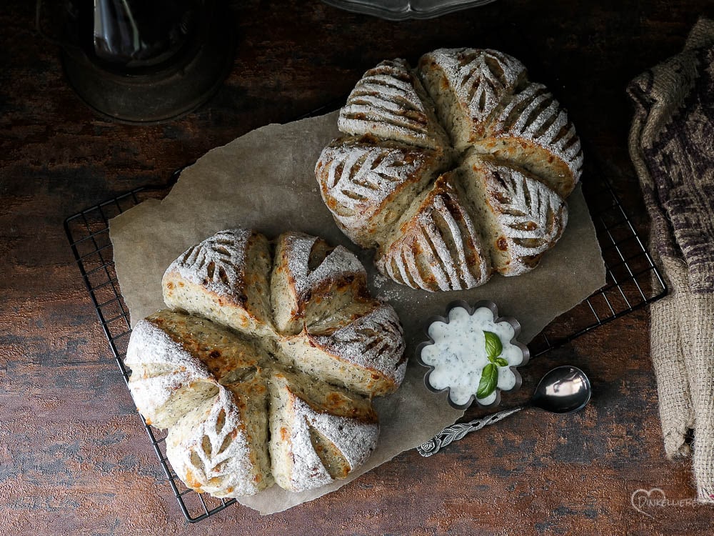 No Knead Cheese and Herbs Pullapart Buns