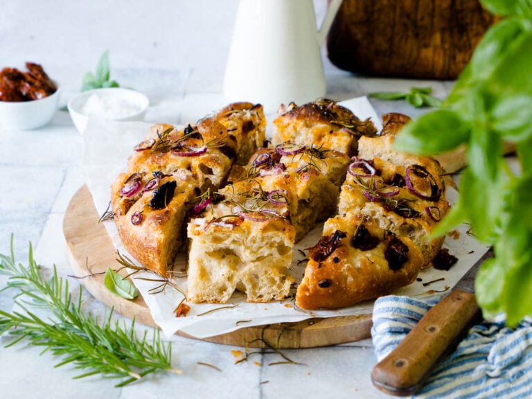 No Knead Dinkel Focaccia mit getrockneten Tomaten und roten Zwiebeln