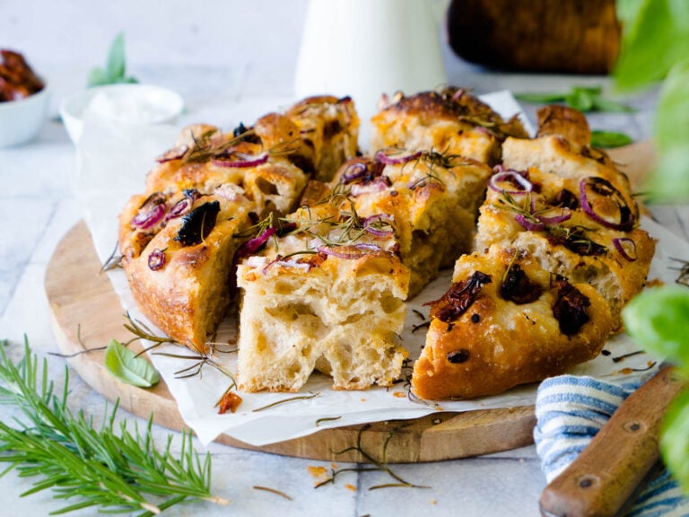 No Knead Dinkel Focaccia mit getrockneten Tomaten und roten Zwiebeln