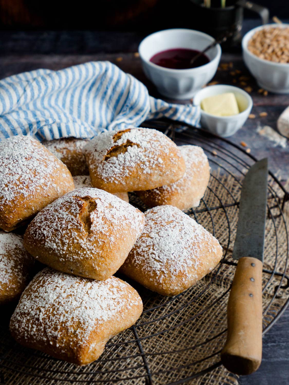 Einfaches Rezept für vegane No Knead Dinkelvollkorn-Kartoffelbrötchen