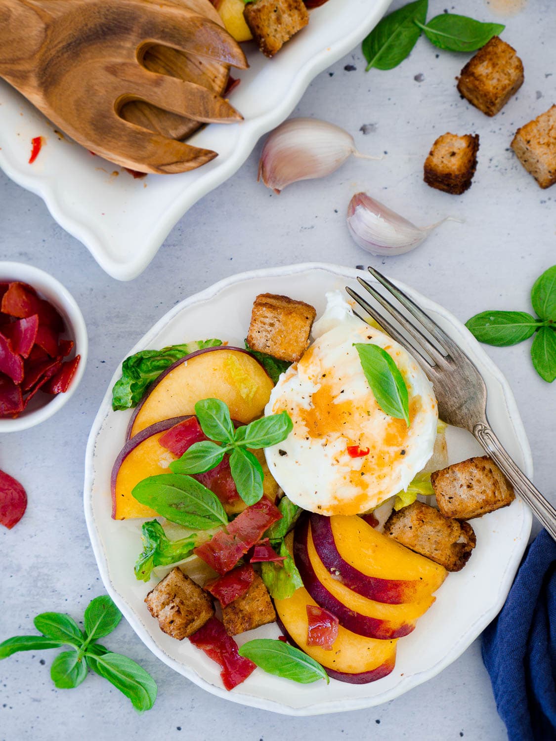 Pfirsich-Panzanella mit Bacon