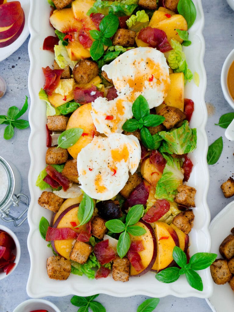 Pfirsich-Panzanella mit Bacon