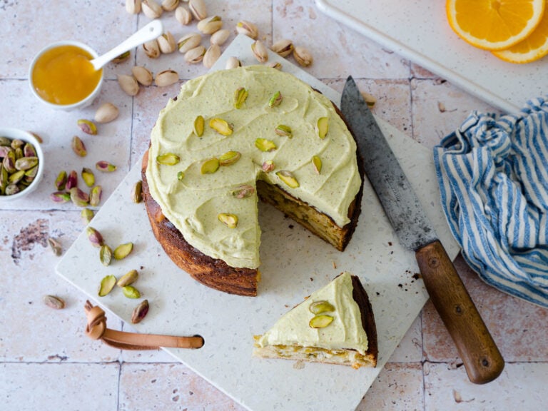 Pistazien-Orangen-Hefekuchen mit Pistazienfrosting