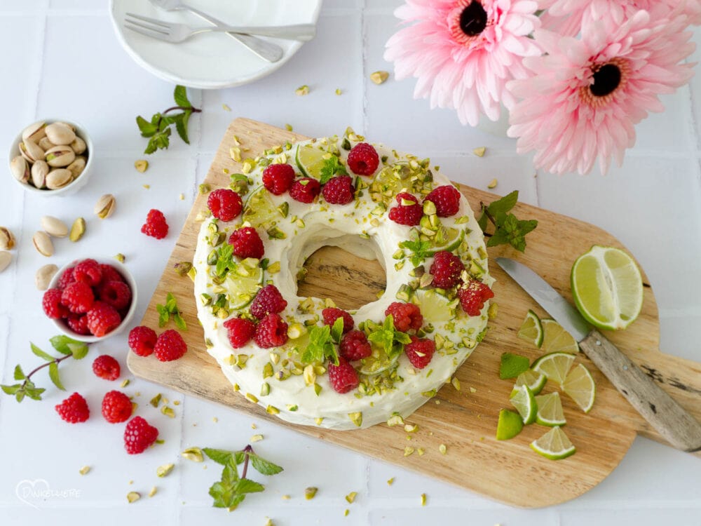 Pistazienkuchen mit Himbeeren und Limetten-Creamcheesefrosting