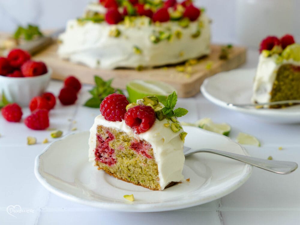 Pistazienkuchen mit Himbeeren und Limetten-Creamcheesefrosting