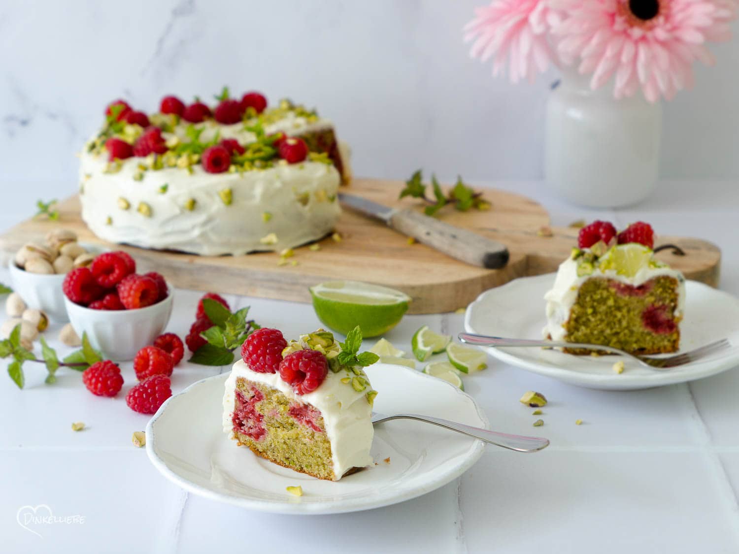 Pistazienkuchen mit Himbeeren und Limetten-Creamcheesefrosting