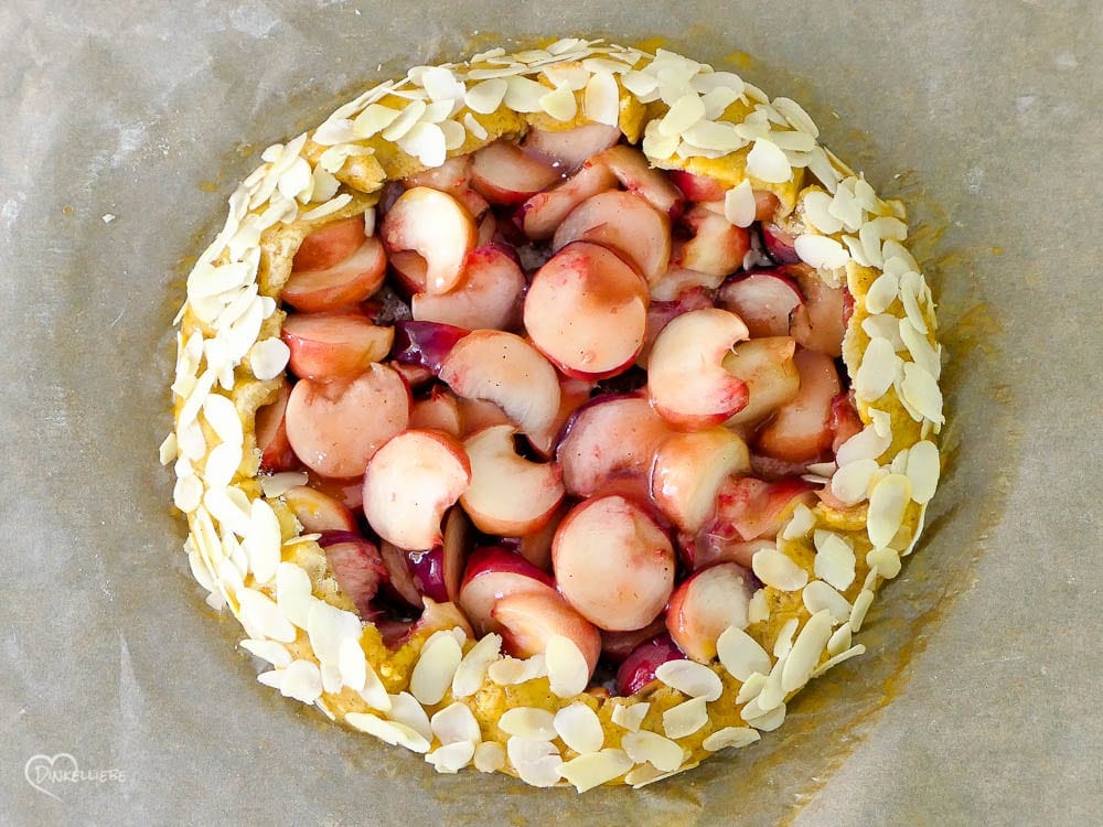 Plattpfirsich-Mandel-Galette