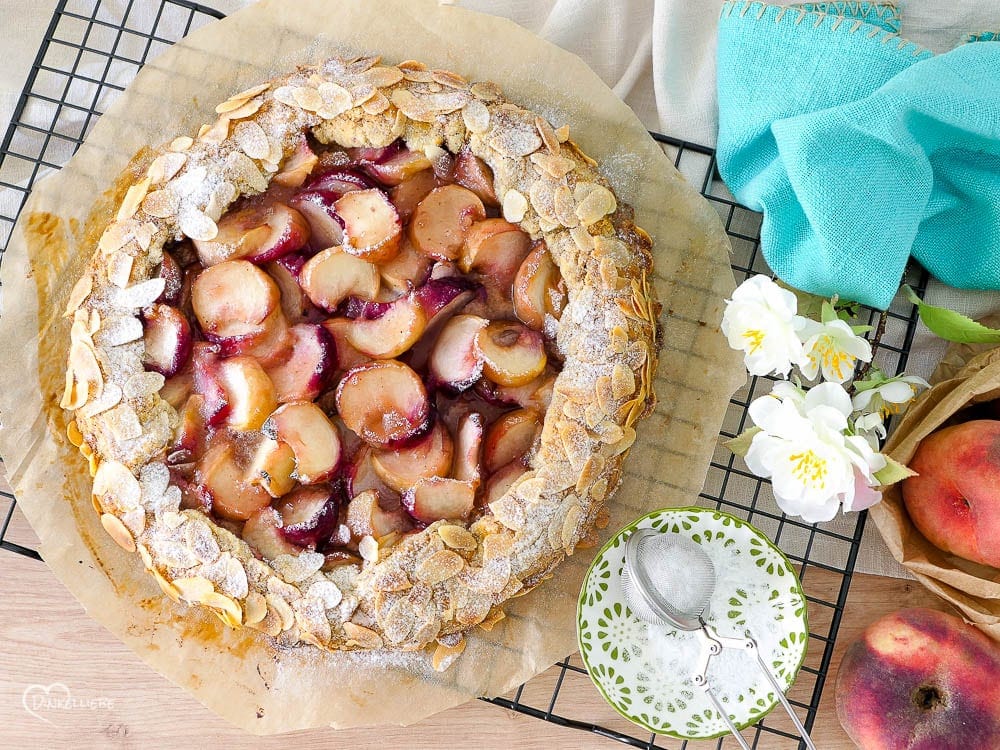 Plattpfirsich-Mandel-Galette