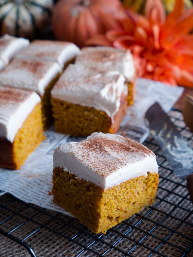 Pumpkin Dream Cake - traumhafter Dinkel Kürbiskuchen vom Blech ... Pumpkin Dream Cake - traumhafter Dinkel Kürbiskuchen vom Blech ...