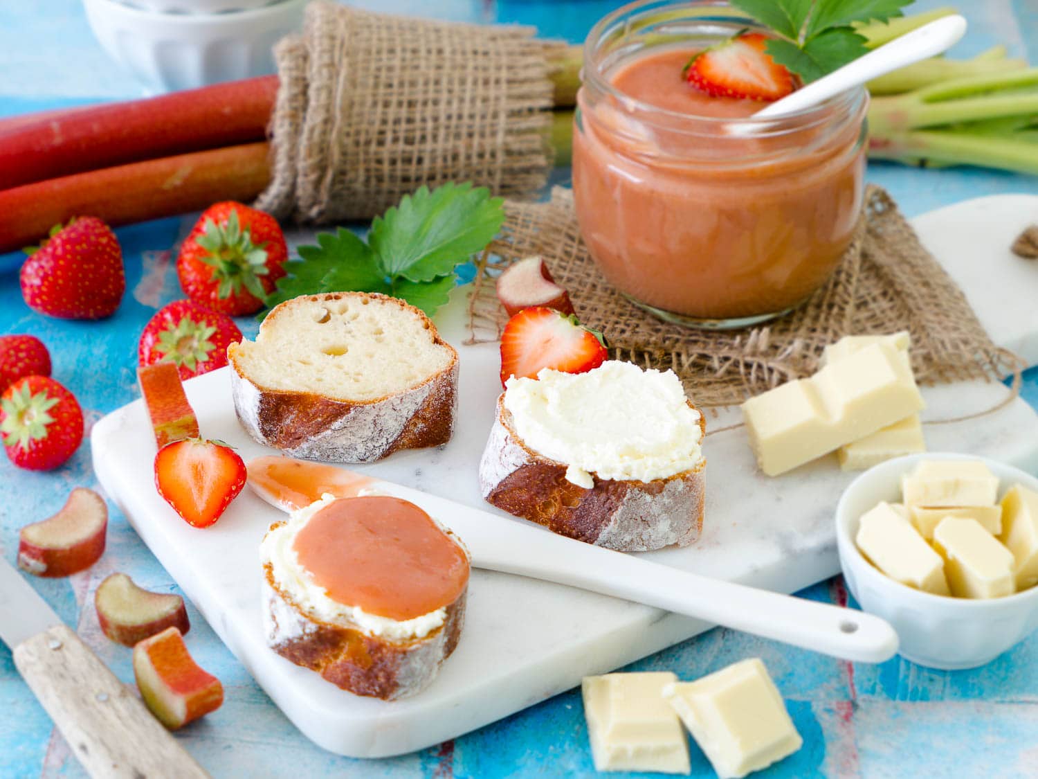 Rhabarber-Erdbeer-Marmelade mit weißer Schokolade