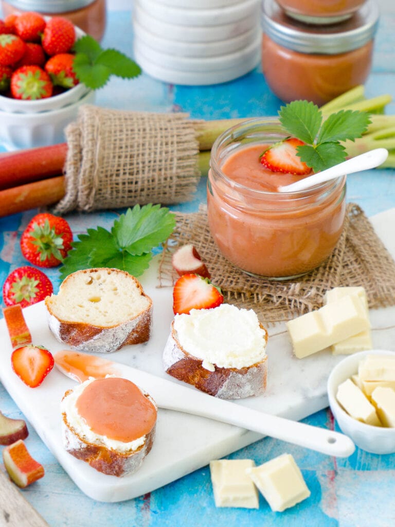 Rhabarber-Erdbeer-Marmelade mit weißer Schokolade