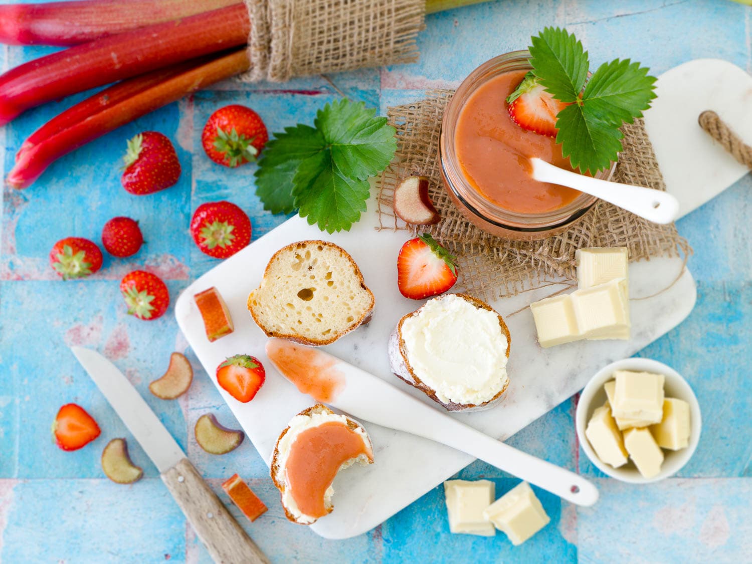 Rhabarber-Erdbeer-Marmelade mit weißer Schokolade