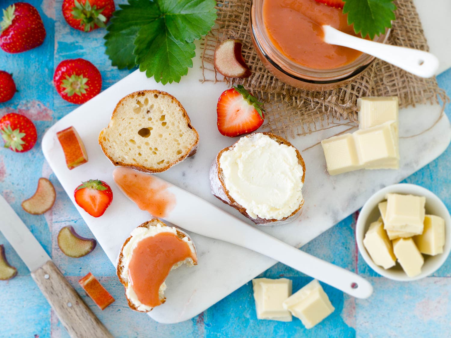 Rhabarber-Erdbeer-Marmelade mit weißer Schokolade