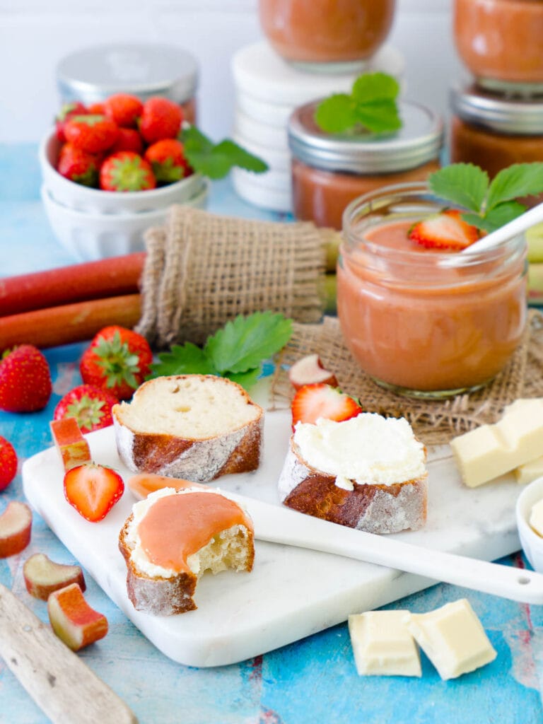 Rhabarber-Erdbeer-Marmelade mit weißer Schokolade