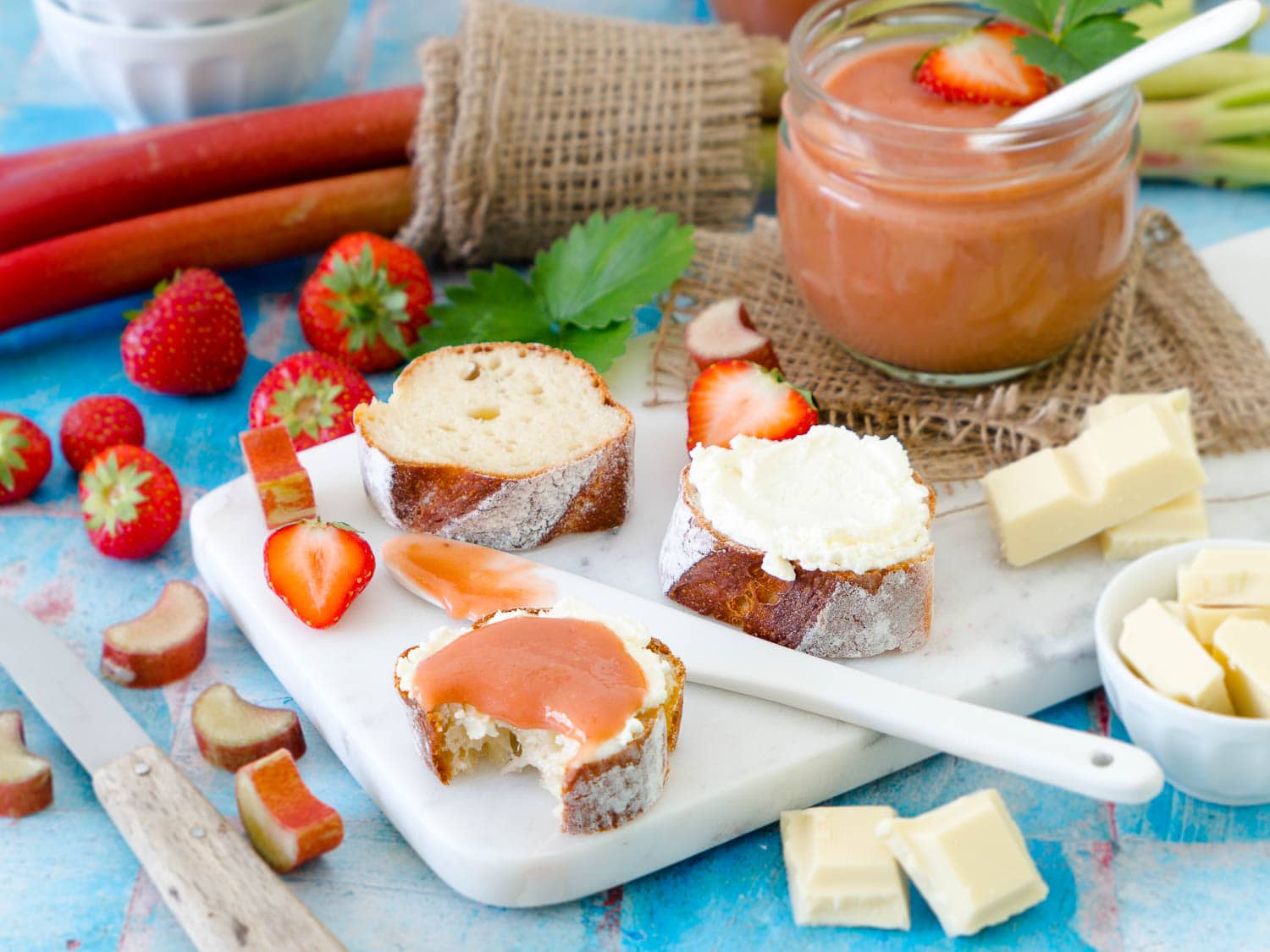 Rhabarber-Erdbeer-Marmelade mit weißer Schokolade