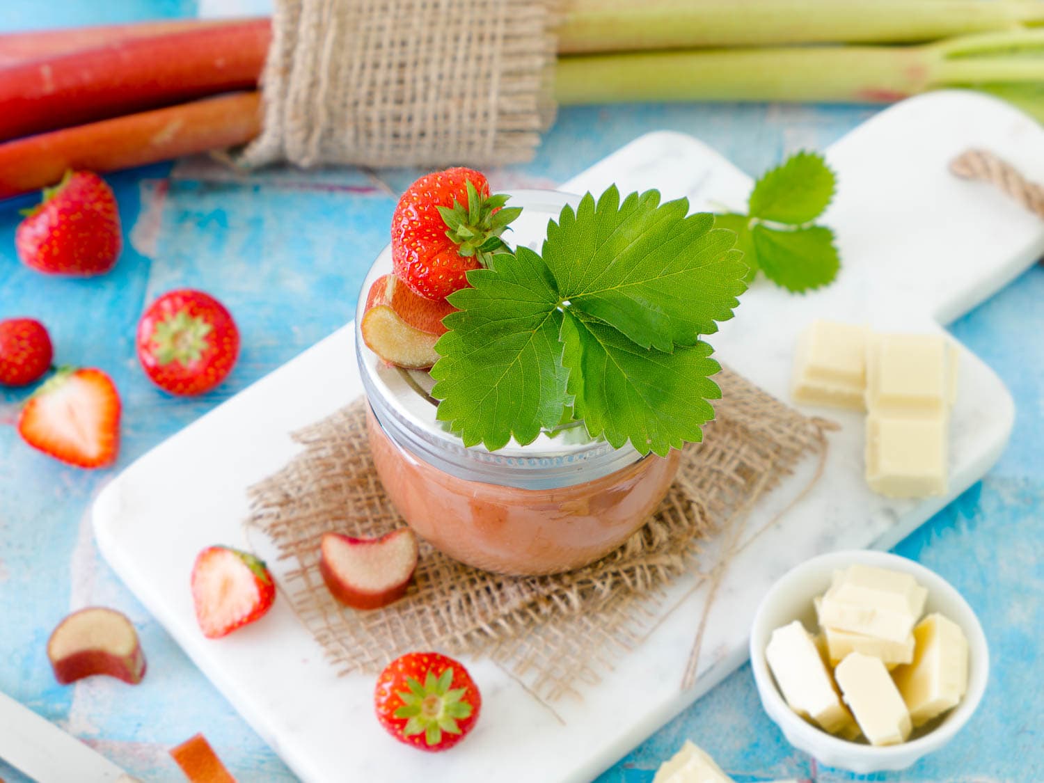Rhabarber-Erdbeer-Marmelade mit weißer Schokolade