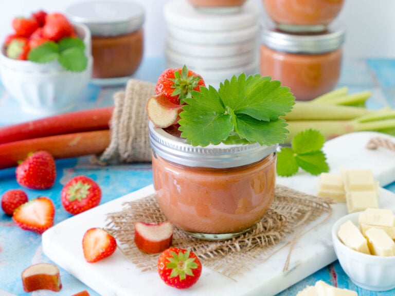 Rhabarber-Erdbeer-Marmelade mit weißer Schokolade