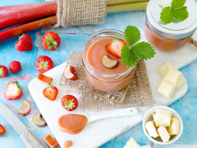 Rhabarber-Erdbeer-Marmelade mit weißer Schokolade