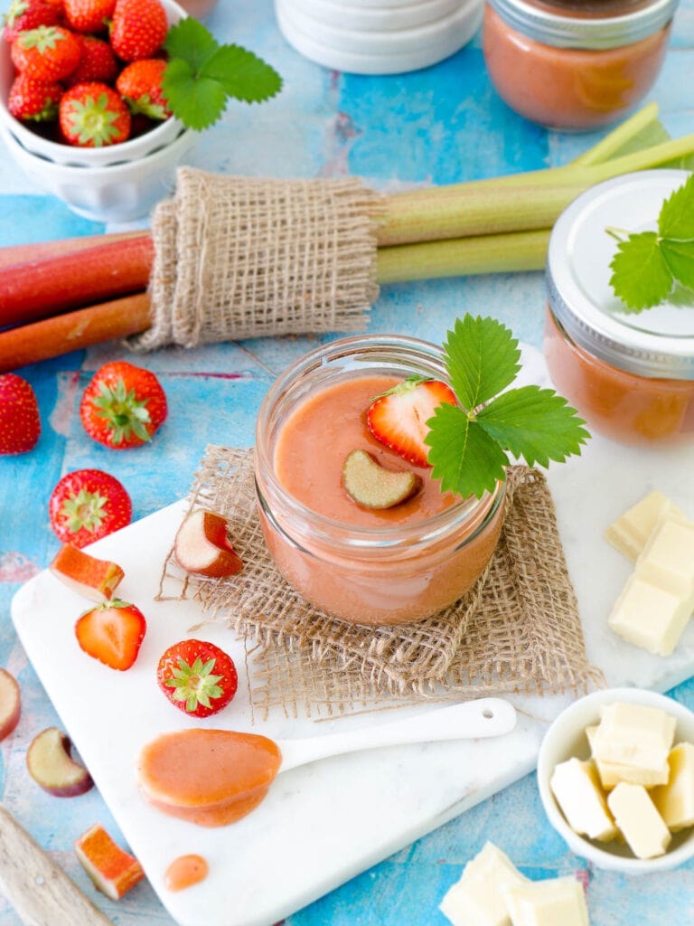 Rhabarber-Erdbeer-Marmelade mit weißer Schokolade