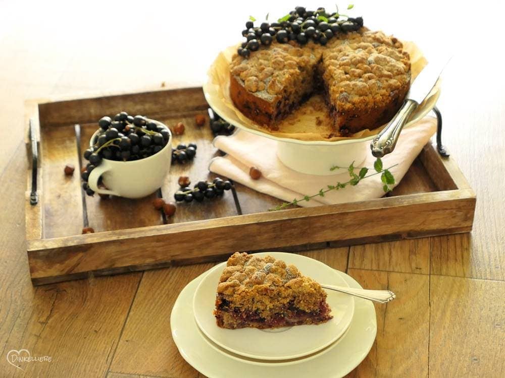 Rustikaler Johannisbeer-Haselnuss-Streuselkuchen - Dinkelliebe