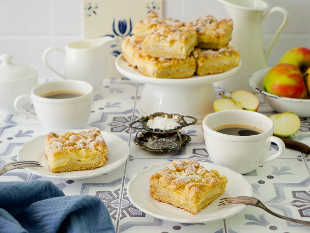 Saftiger, veganer Apfel-Streuselkuchen mit Pudding vom Blech - Dinkelliebe