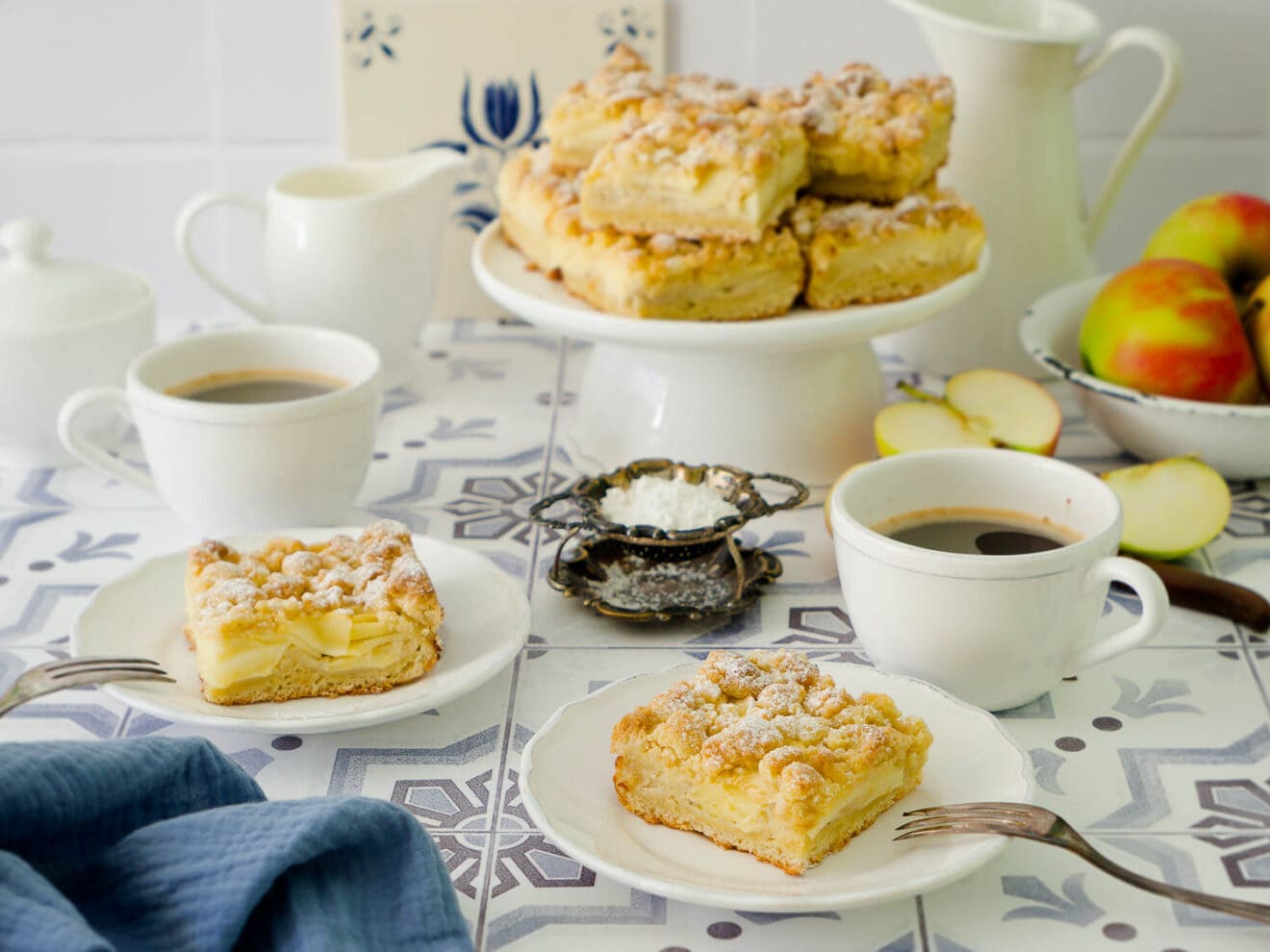 Saftiger, veganer Apfel-Streuselkuchen mit Pudding vom Blech - Dinkelliebe