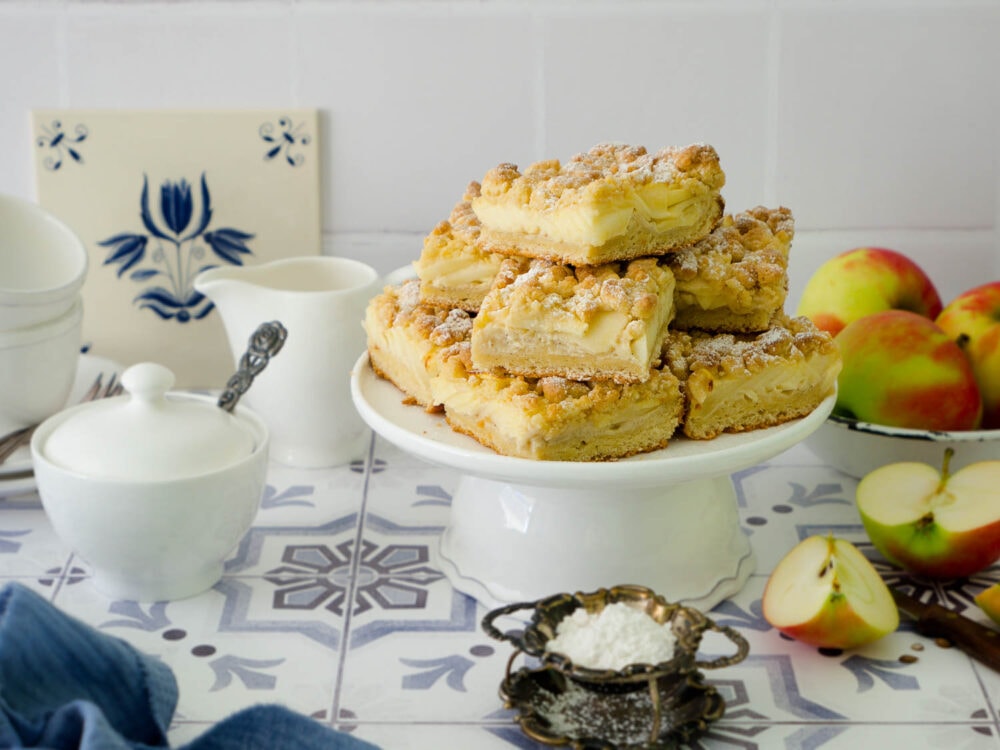 Saftiger, veganer Apfel-Streuselkuchen mit Pudding vom Blech - Dinkelliebe