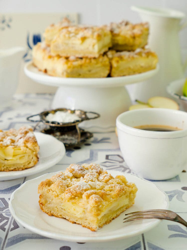Saftiger, veganer Apfel-Streuselkuchen mit Pudding vom Blech - Dinkelliebe