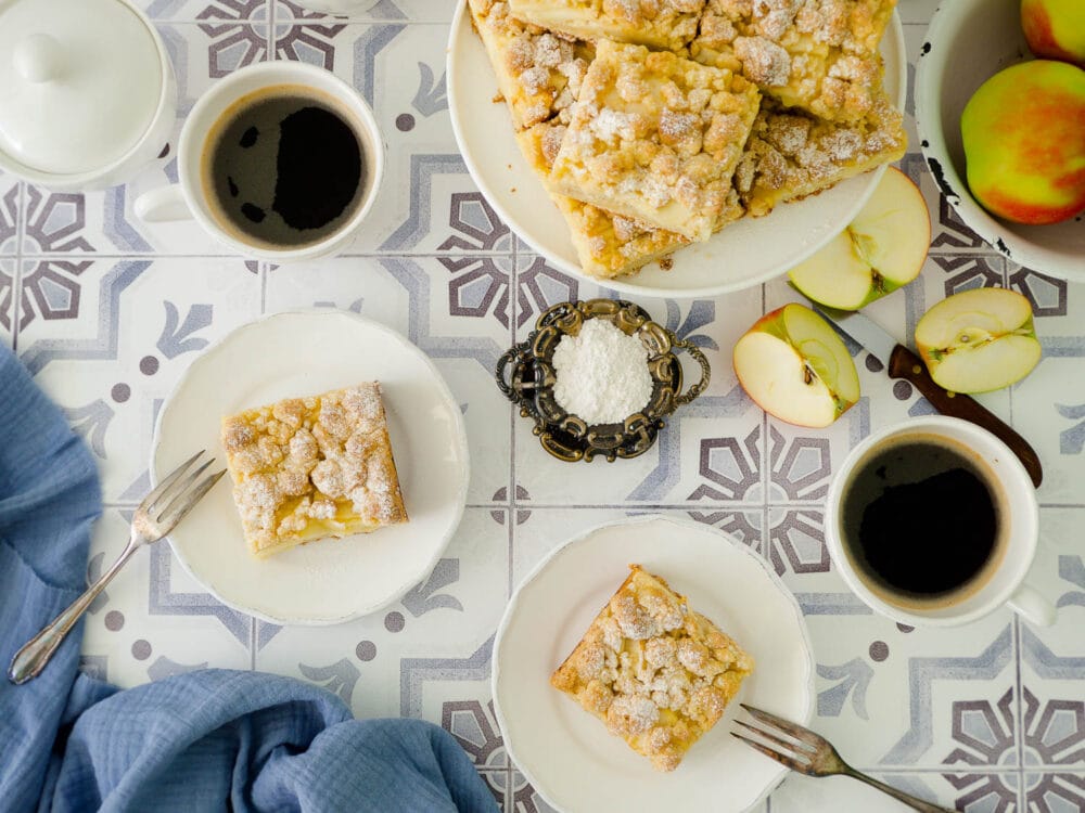 Saftiger, veganer Apfel-Streuselkuchen mit Pudding vom Blech - Dinkelliebe